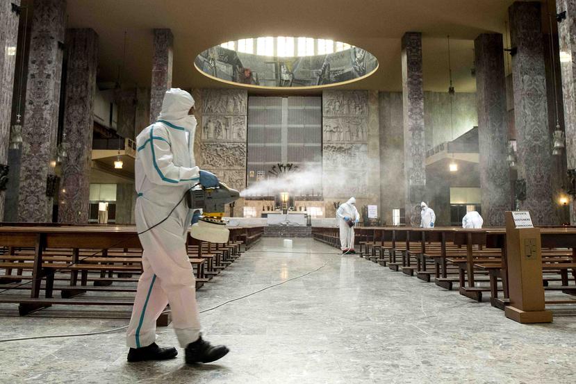 Desinfectan la iglesia Juan Bosco en Roma. (AP)
