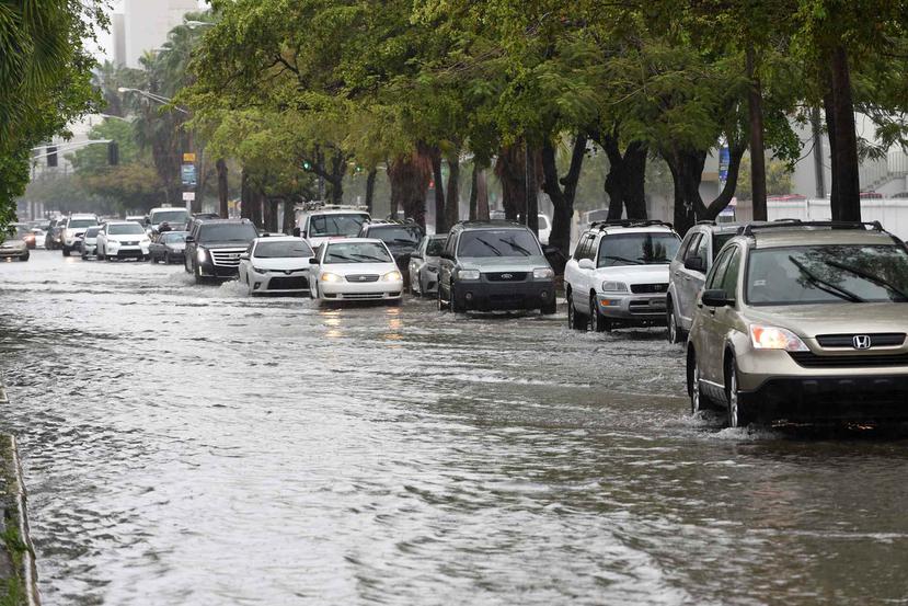 Una advertencia de inundaciones urbanas y de pequeños riachuelos fue emitida esta tarde por el Servicio Nacional de Meteorología para pueblos del norte y centro de la Isla.