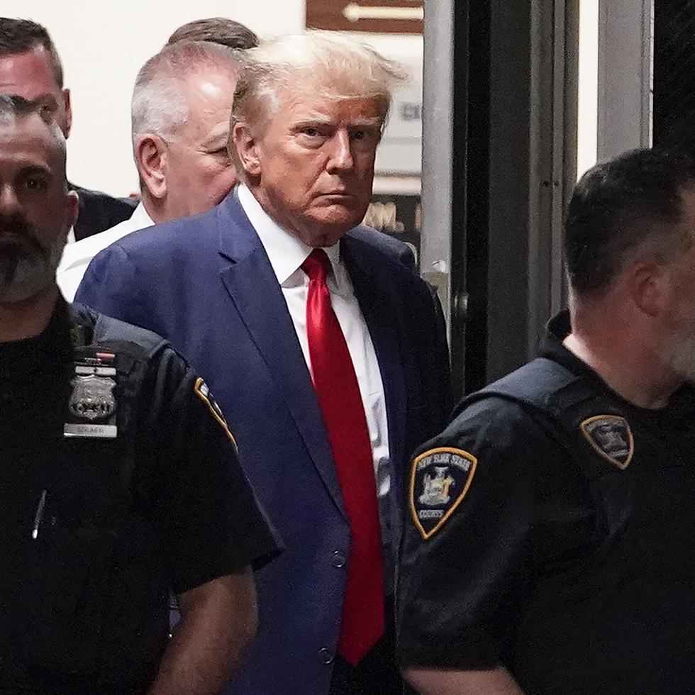 El expresidente Donald Trump es escoltado hacia la sala de un tribunal el 4 de abril de 2023, en Nueva York. (AP Foto/Mary Altaffer, Archivo)