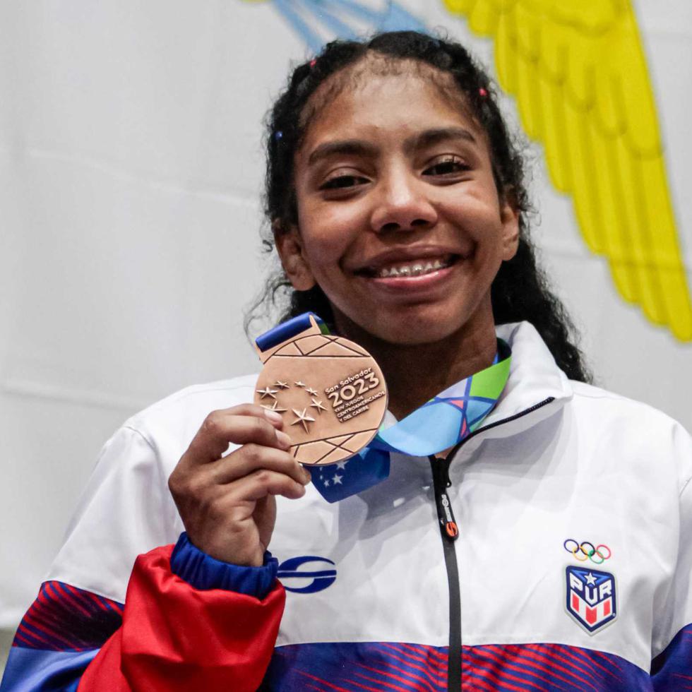 Francie Echevarría posa contenta con el bronce.  (Comité Olímpico)