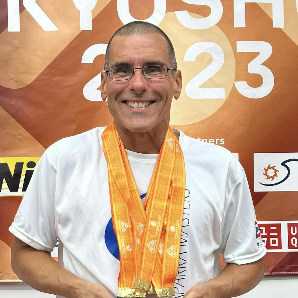 El nadador boricua Arnaldo Pérez muestra con orgullo las seis medallas de oro conquistadas en el certamen.
