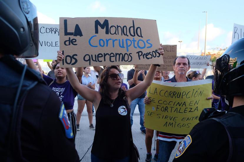 Grupos feministas y mujeres han salido a la calle a protestar por las expresiones del chat que administraba el gobernador Ricardo Rosselló Nevares. (GFR Media)