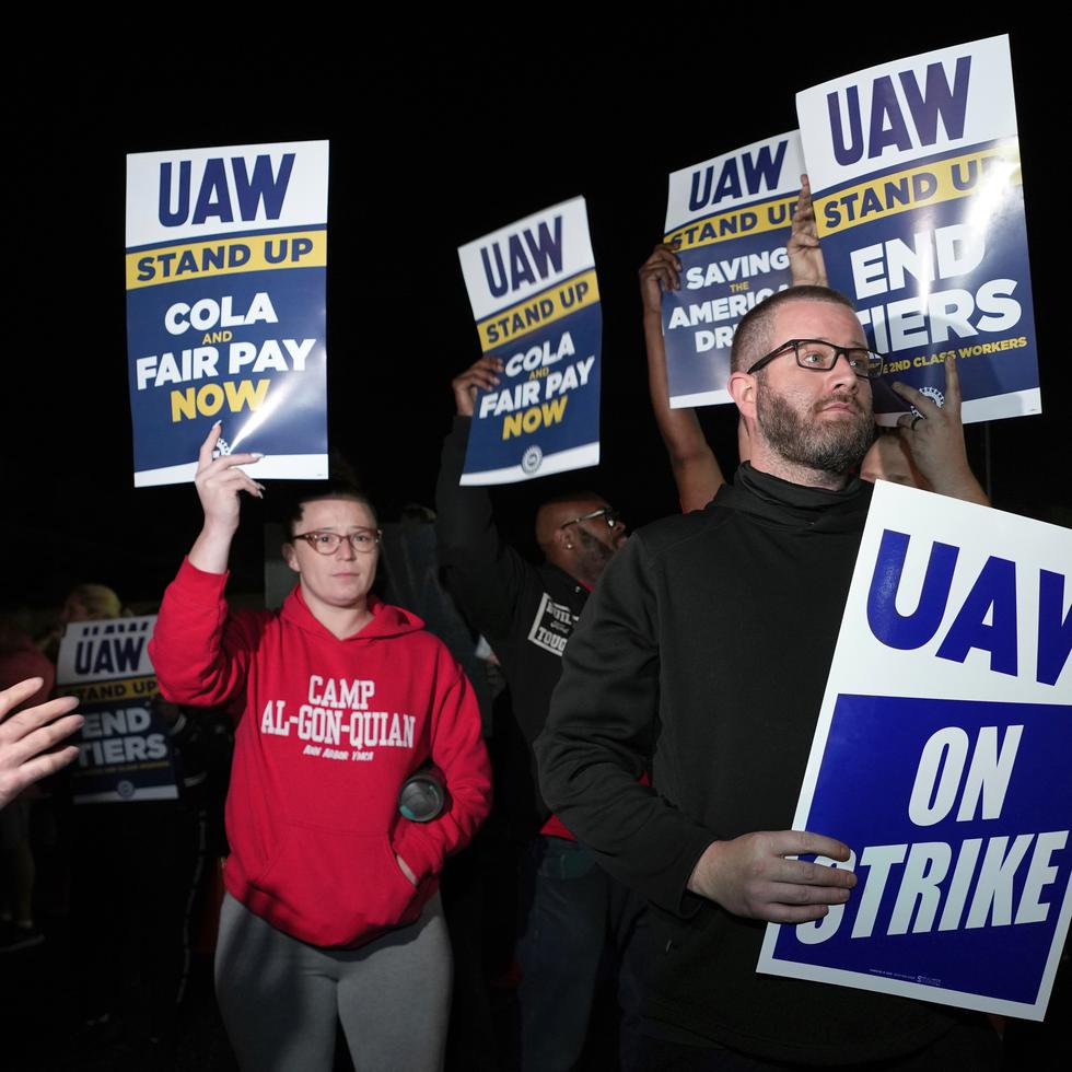 Trabajadores en huelga afiliados al sindicato United Auto Workers protestan frente a la Planta de Ensamblaje de Ford en Michigan el viernes 15 de septiembre de 2023, poco después de la medianoche, en Wayne, Michigan.