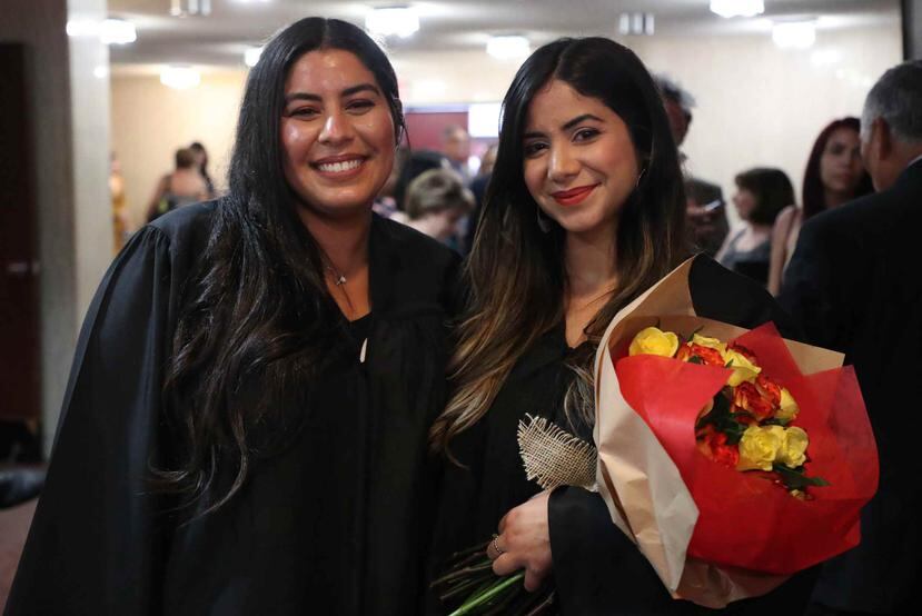 En la foto las hermanas Lorraine Acevedo y Diana E. Acevedo juramentaron juntas como nuevas abogadas.