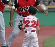 Cirilo Cruz, de frente, juega con su sobrino nieto  Trei en un partido del béisbol invernal en el 2004. (Archivo)