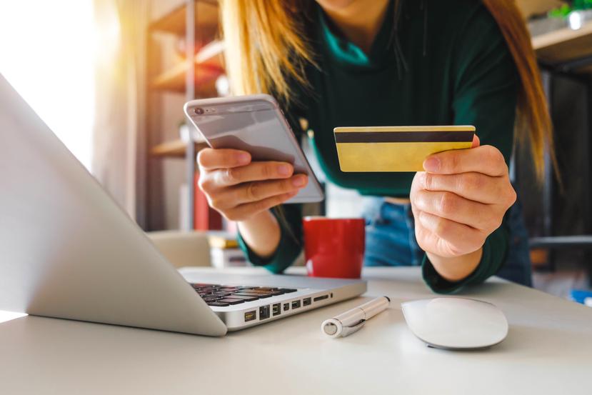 Una forma segura de comprar en línea es  usar mecanismos como Paypal. Pero si tiene poca experiencia en compras digitales, use solo una tarjeta de crédito para facilitar el monitoreo de cuentas. (Shutterstock)