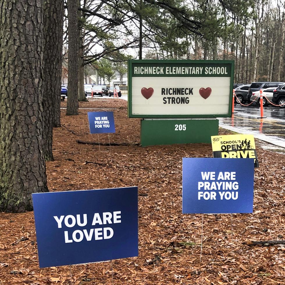 Letreros afuera de la Escuela Primaria Richneck, en Newport News, Virginia, donde un niño de seis años baleó a su maestra el 6 de enero.