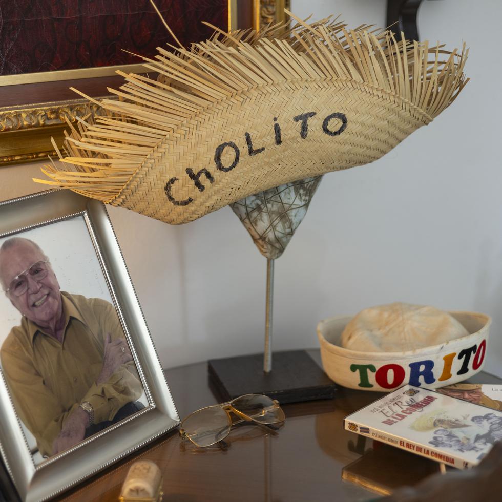 Los nietos de José Miguel Agrelot, Ana Yolanda Agrelot y Carlo G. Agrelot, mostraron memorabilia y objetos preciados, que le pertenecieron al artista a lo largo de su admirable trayectoria.