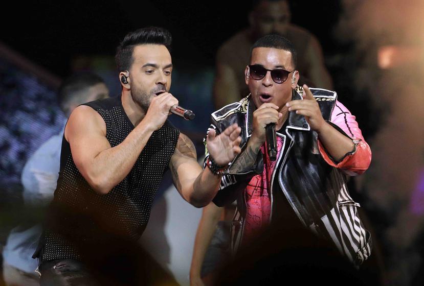 Luis Fonsi, a la izquierda, y Daddy Yankee cantan en la ceremonia de los Premios Billboard de la Música Latina en Coral Gables, Florida, el 27 de abril del 2017. (AP)