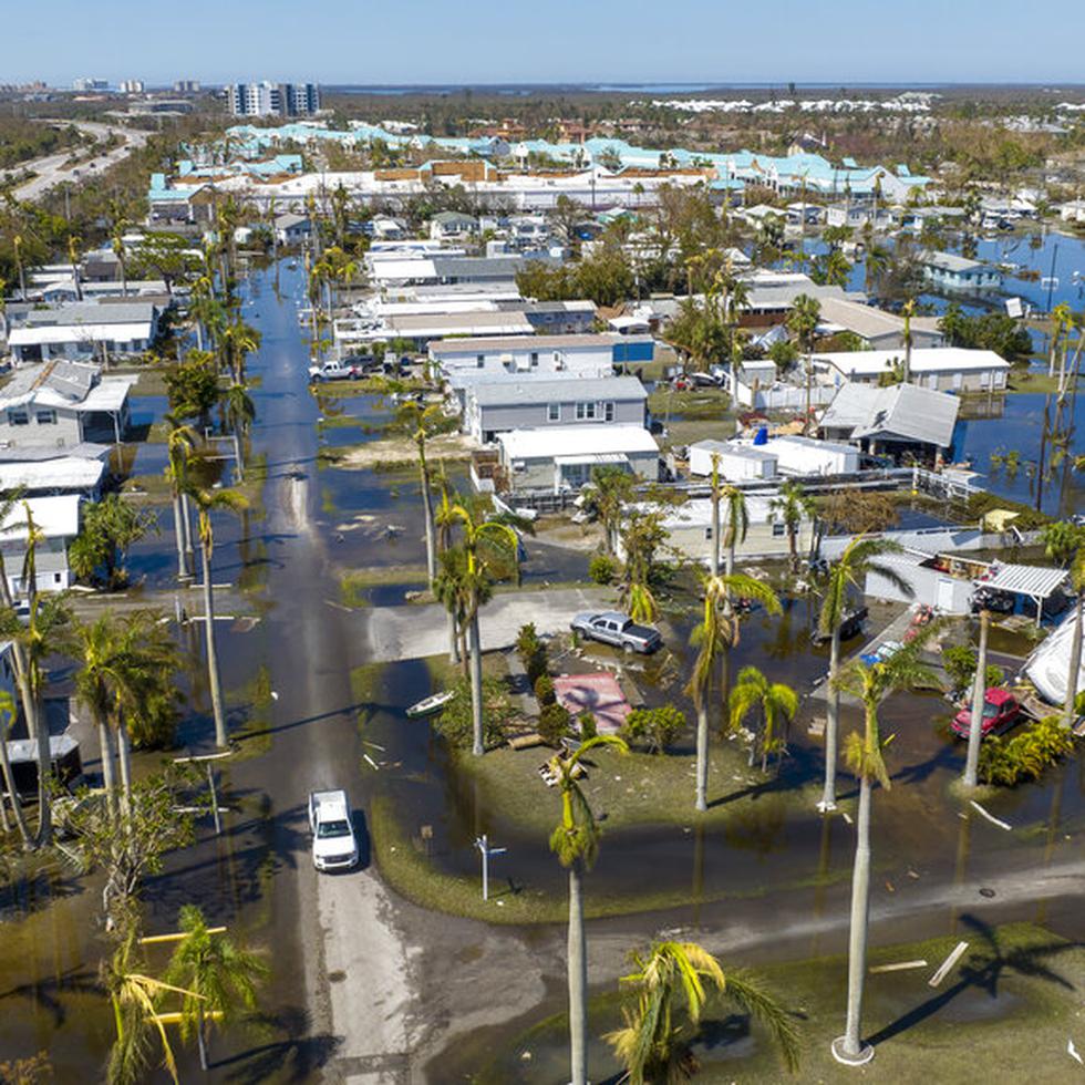 El agua inunda una zona residencial en Fort Myers, Florida, el 1 de octubre de 2022, tras el paso del huracán Ian por la zona.