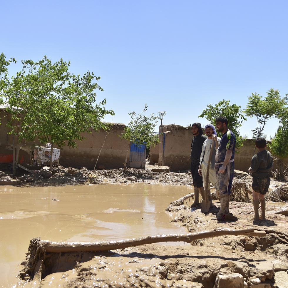 La agencia alimentaria de la ONU estimó que las lluvias estacionales inusualmente intensas en Afganistán han dejado más de 300 muertos y miles de casas destruidas, la mayoría de ellas en la provincia norteña de Baglán, que sufrió la peor parte de las inundaciones del viernes.