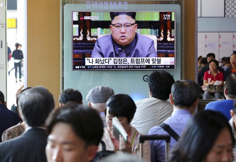 Ciudadanos de Corea del Sur escuchan las palabras del líder norcoreano Kim Jong-un en un restaurante de una estación de trenes en Seúl (AP).