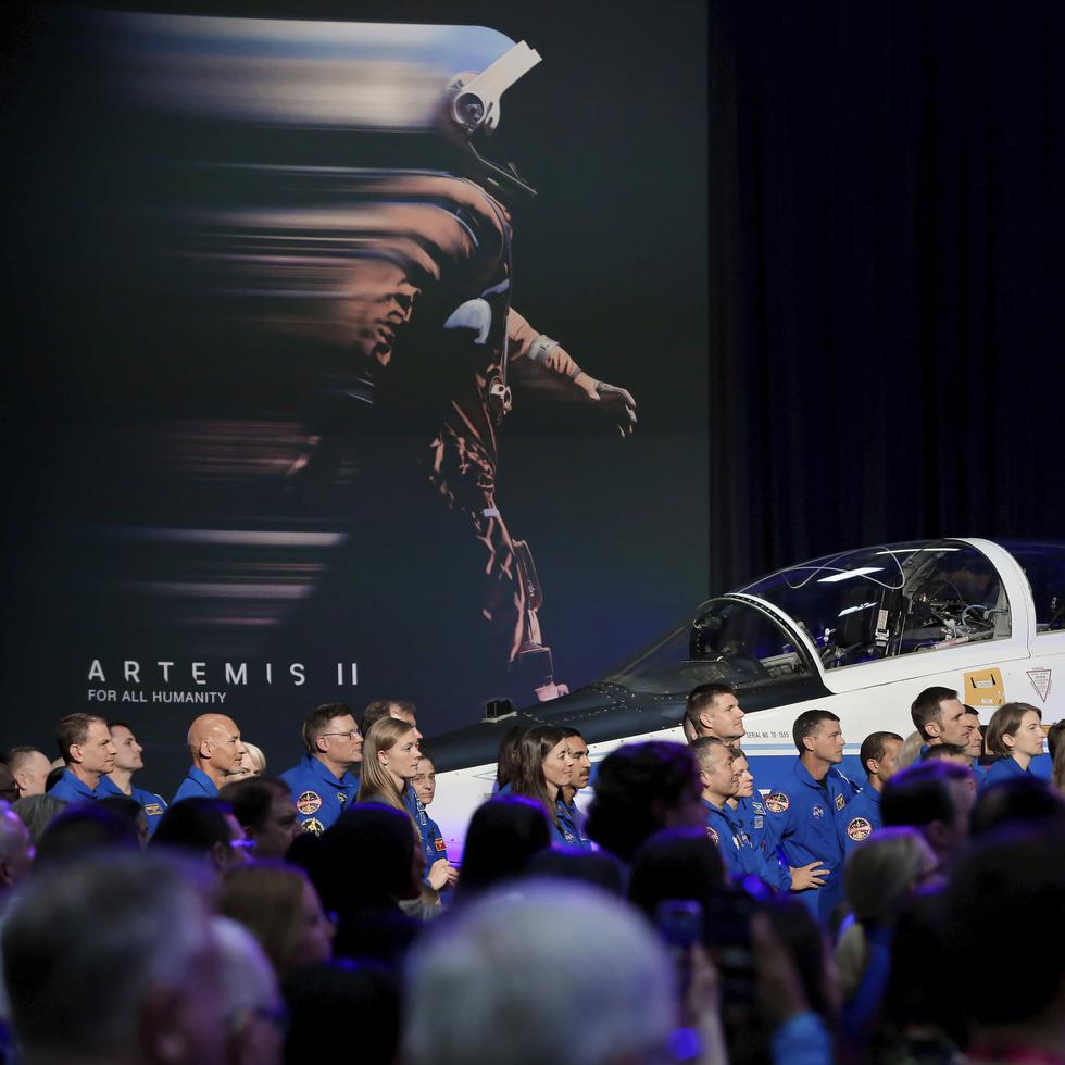 Astronautas cerca de la tarima donde se anunció que Jeremy Hansen, Victor Glover, Reid Wiseman y Christina Koch serán los primeros en abordar la nave Orion hacia la Luna.