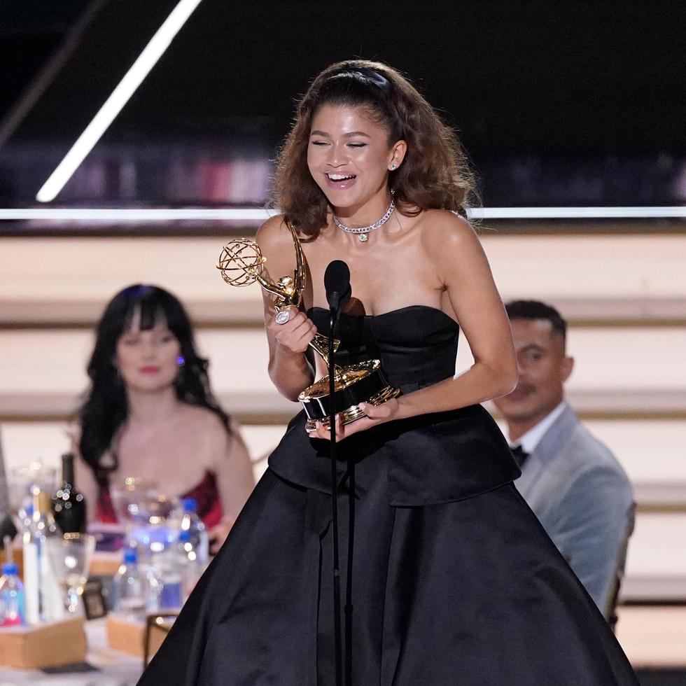 Zendaya recibe el Emmy a mejor actriz en una serie de drama por "Euphoria" en la 74a entrega de los Premios Emmy.