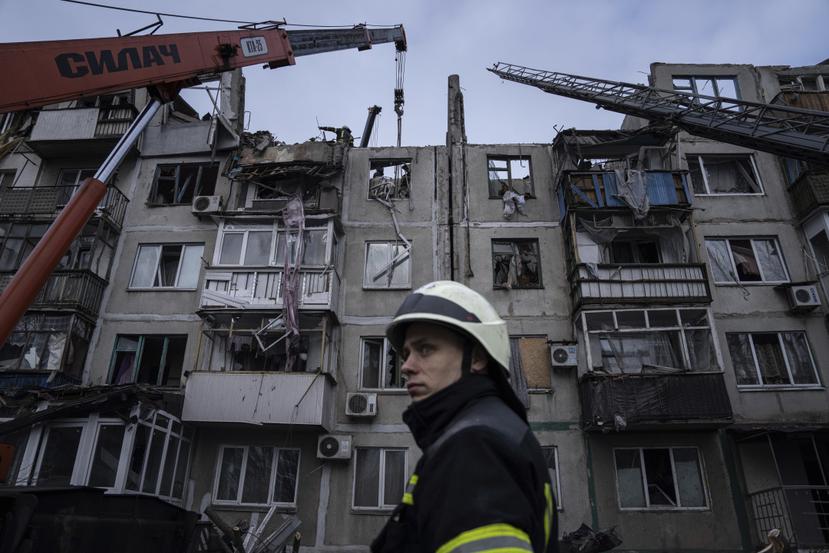 Los equipos de rescate limpian los escombros del edificio residencial que fue destruido por un cohete ruso en Pokrovsk, Ucrania.