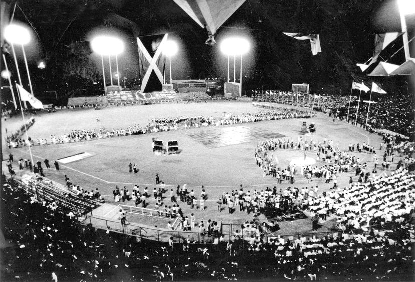 Los Juegos Panamericanos de San Juan 1979 fueron inaugurados  en el estadio Hiram Bithorn. A la izquierda, Charlie Bermúdez, quien fue el abanderado de la delegación puertorriqueña. (Archivo)