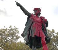 Pintura roja cubre la estatua de Cristóbal Colón en Providence, Rhode Island, vandalizada el año pasado en el día que lleva su nombre.