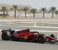 El piloto de Ferrari Carlos Sainz Jr. durante el segundo día de pruebas de la Fórmula Uno en el circuito de Sakhir, Bahréin.