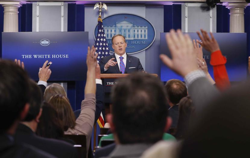 El portavoz de la Casa Blanca, Sean Spicer, contesta preguntas de los medios durante la rueda de prensa diaria. (AP)