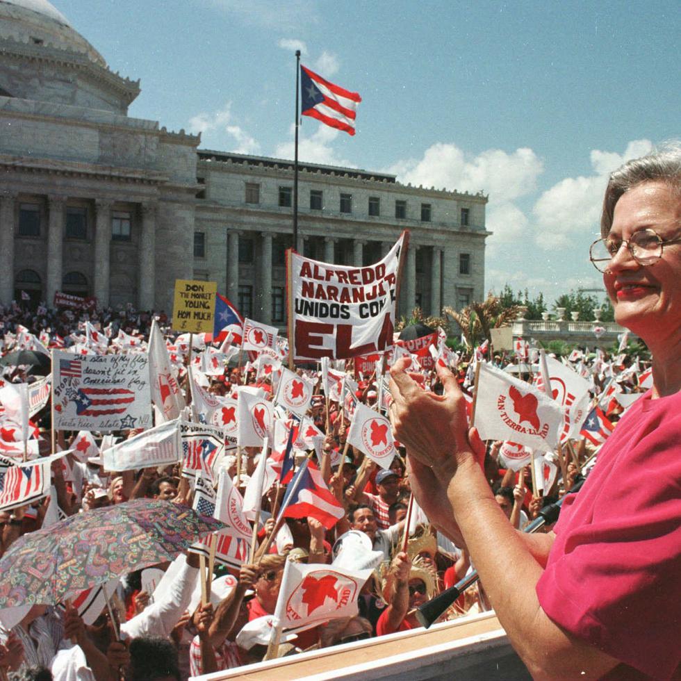 PDP CANDIDATE FOR RESIDENT COMMISSIONER CELESTE BENITEZ, ON STAGE AT THE CAPITOL TODAY MARCH 23, 1996  A CROWD OF PDP SUPPORTERS ARE PROTESTING THE  U.S. CONGRESSIONAL HEARINGS BEING HELD HERE IN SAN JUAN, PUERTO RICO CONGRESSIONAL HEARINGS BEING HELD HERE IN SAN JUAN, PUERTO RICO