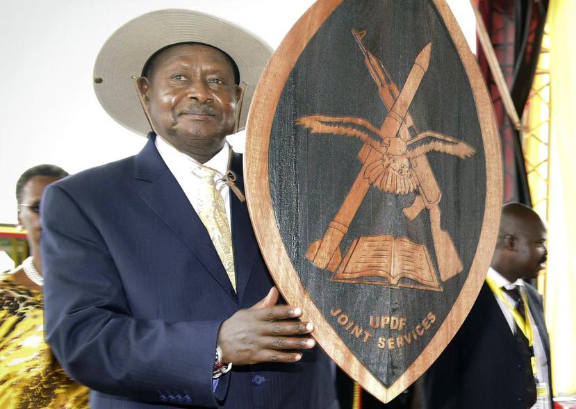 El presidente ugandés Yoweri Museveni fotografiado al asumir el 12 de mayo del 2016 (AP).