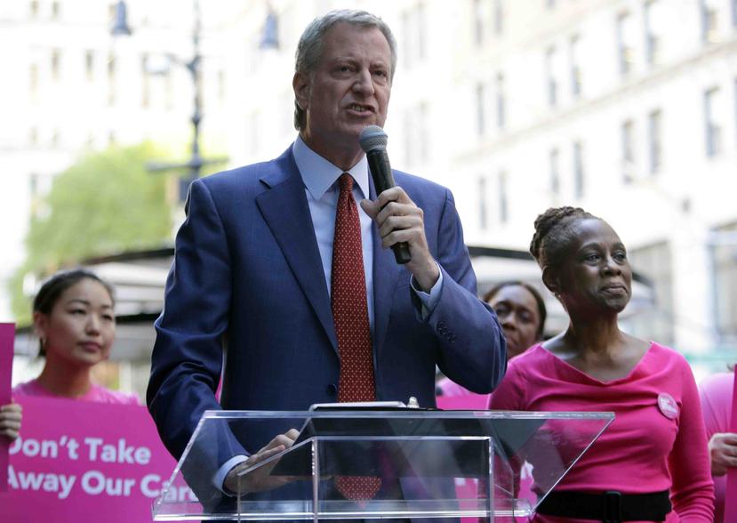 Bill de Blasio, el alcalde de la ciudad de Nueva York, habla ante partidarios de la organización Planned Parenthood, una agencia que defiende los derechos reproductivos de las personas. (AP)