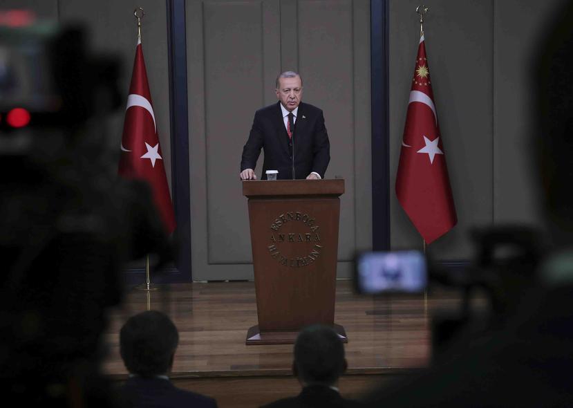 El presidente de Turquía Recep Tayyip Erdogan habla con los medios de comunicación. (AP)