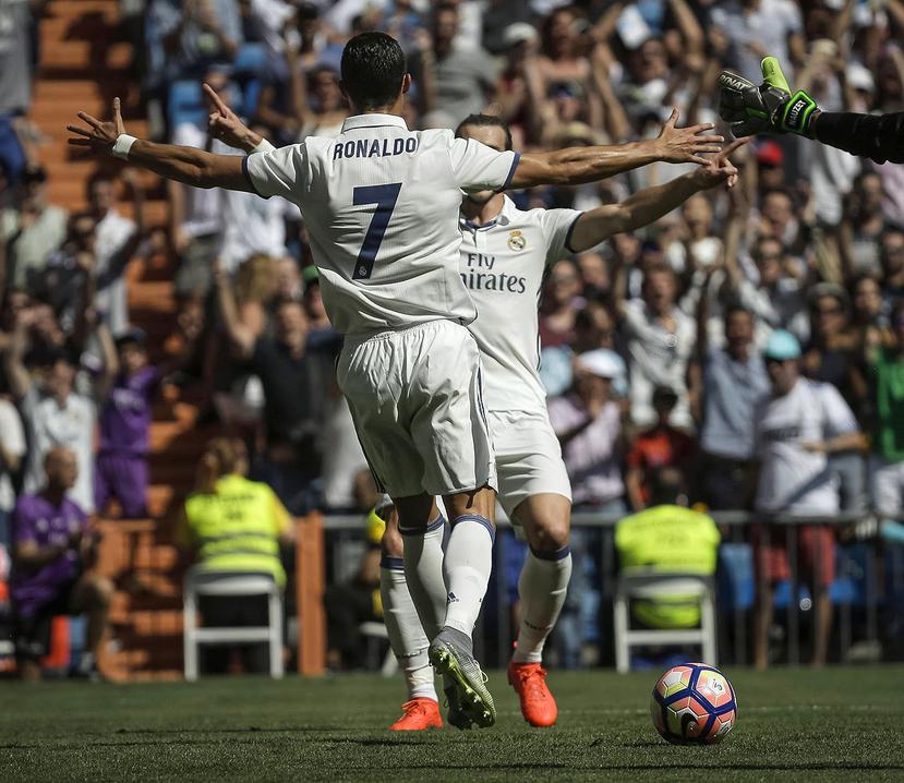 Cristiano Ronaldo celebra un gol junto a Gareth Bale. (EFE)