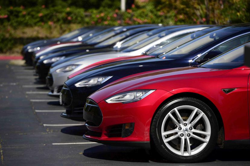 Todos los autos de Tesla fabricados desde octubre de 2014 tienen hardware Autopilot. (The Associated Press)