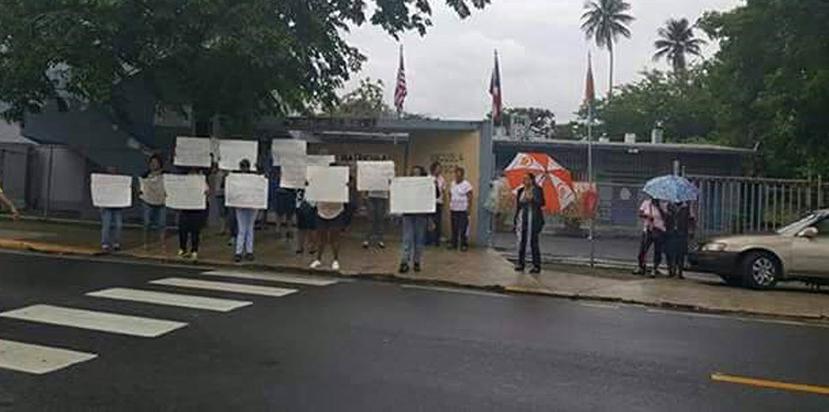La manifestación lleva cuatro días frente a los portones de la escuela Jobos de Loíza. (Suministrada)