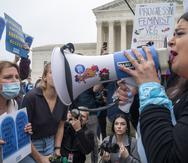 Manifestantes protestan en contra del aborto, este 3 de mayo de 2022, a las afueras de la sede del Tribunal Supremo de EE.UU., en Washington. EFE/Shawn Thew
