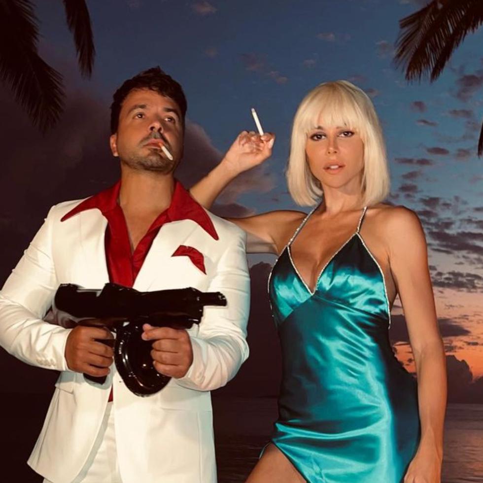 Luis Fonsi y su esposa Águeda López se vistieron como los personajes de Tony Montana y Elvira Hancock de la película "Scarface".