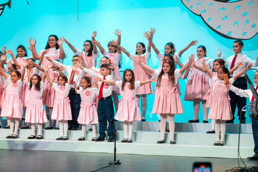 El concierto navideño comenzó con la ternura y paz original que transmiten nuestros niños más pequeños, los del coro de preparatoria.