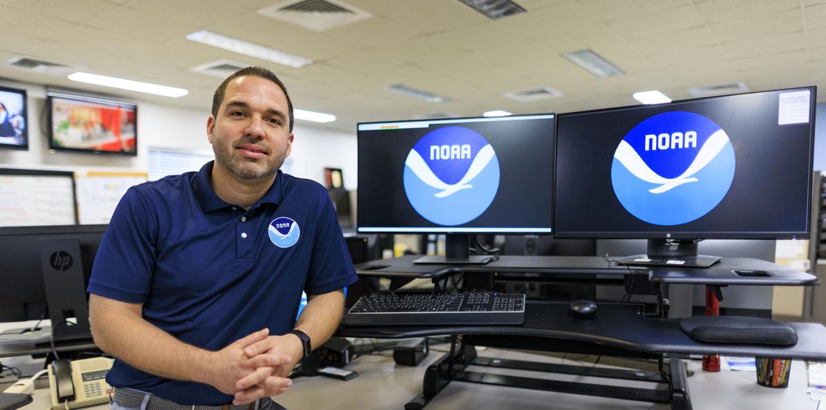 El director del Servicio Nacional de Meteorología en San Juan, Ernesto Rodríguez Fernández, desde la sede de la oficina en San Juan.