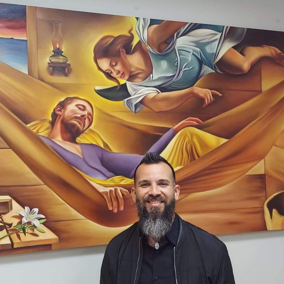 Pintor Felipe Rivera junto a una de sus obras.