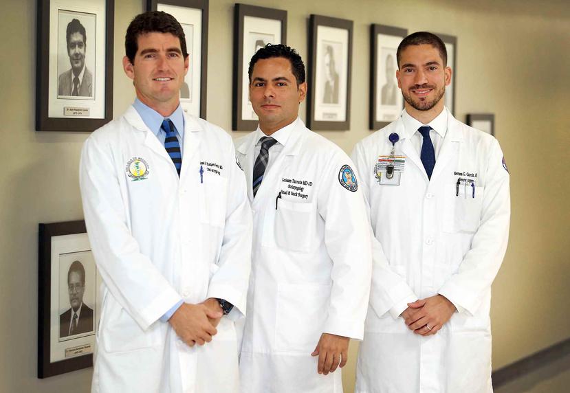 De izquierda a derecha, tres de los doctores que participaron en la cirugía: José Busquets, Luisam Tarrats y Hermes García.