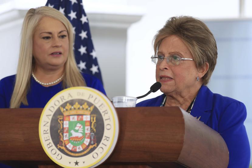 La gobernadora Wanda Vázquez junto a Concepción Quiñones de Longo. (GFR Media)