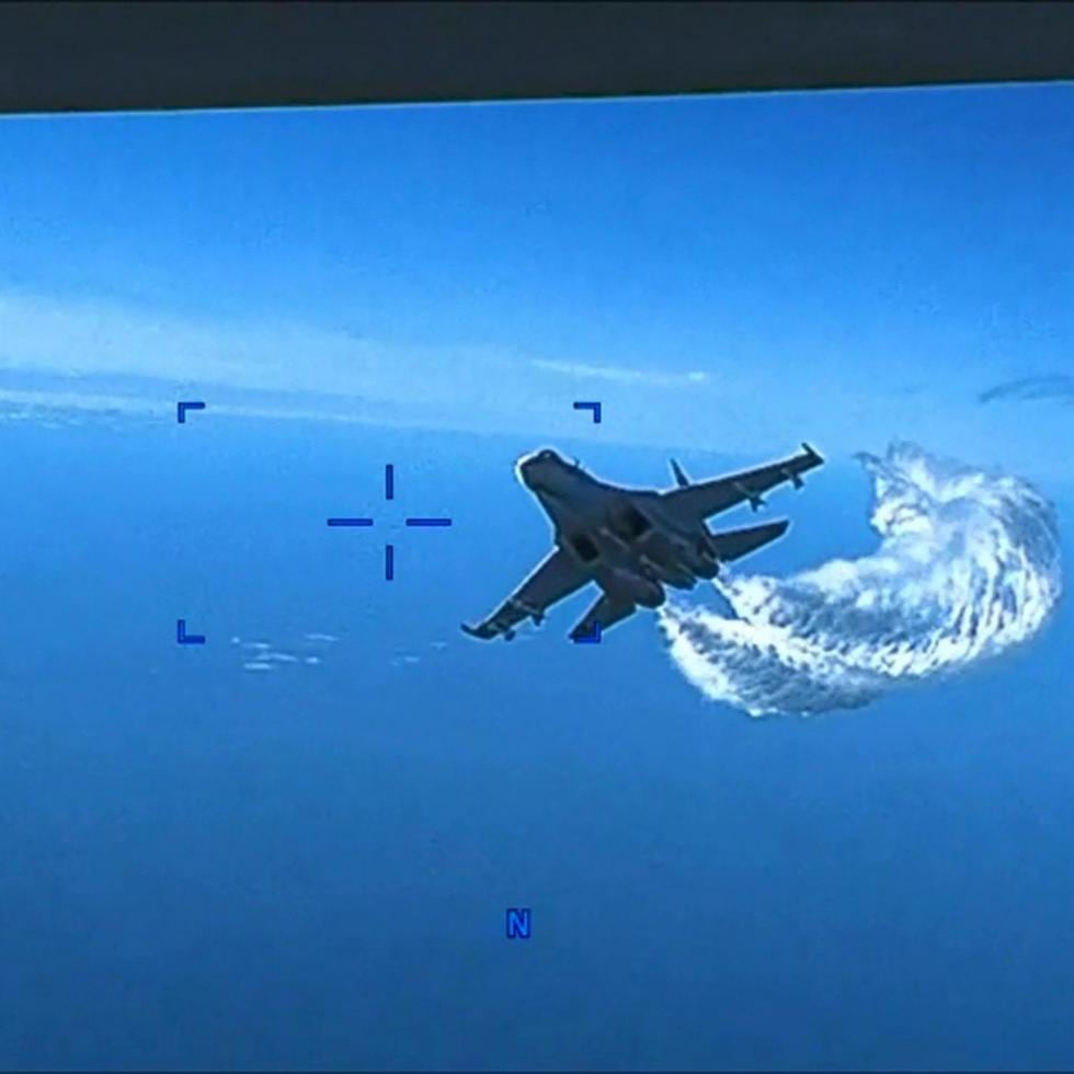 Imágenes fijas tomadas de un video proporcionado por el Comando Central de Estados Unidos (CENTCOM) en el que se ve al caza ruso SU-27 aproximándose al dron estadounindense sobre el mar Negro el pasado 14 de marzo.