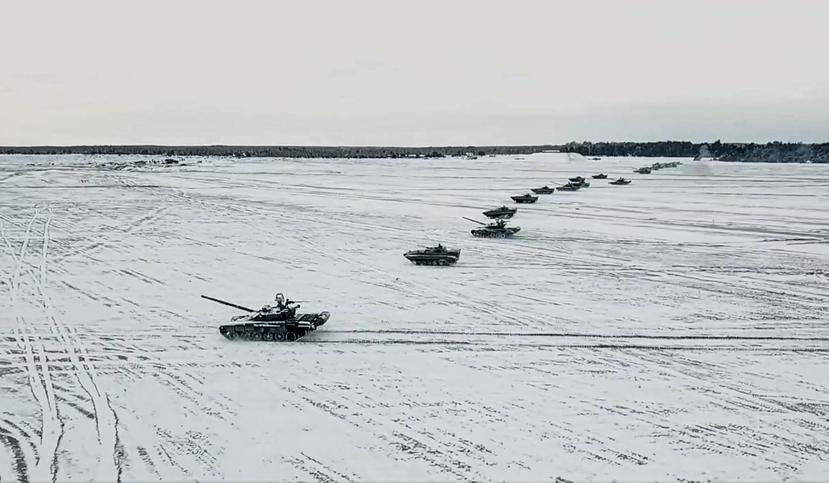 Fotografía tomada de un video y difundida por el Servicio de Prensa del Ministerio de Defensa de Rusia el viernes 4 de febrero de 2022, tanques y vehículos blindados se desplazan durante maniobras militares conjuntas entre Bielorrusia y Rusia.