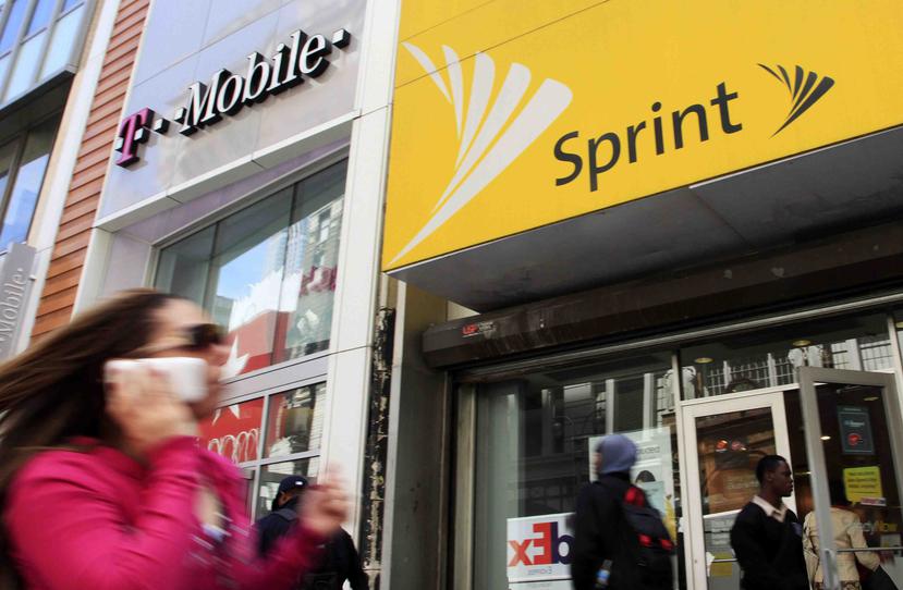 T-Mobile y Sprint han mantenido desde que se anunció la fusión que el acuerdo crearía competencia. (AP/Mark Lennihan)