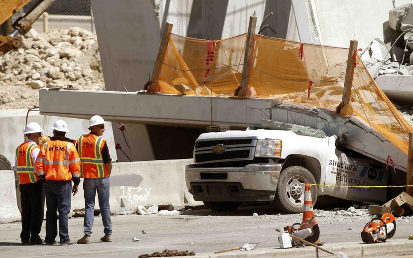 Seis personas murieron tras colapsar el puente peatonal de la Universidad Internacional de Florida. (AP)