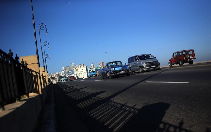 Autos en el malecón de La Habana. (Agencia EFE)