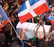 Un grupo de manifestantes arrastran una nevera a la protesta de este jueves en Viejo San Juan.