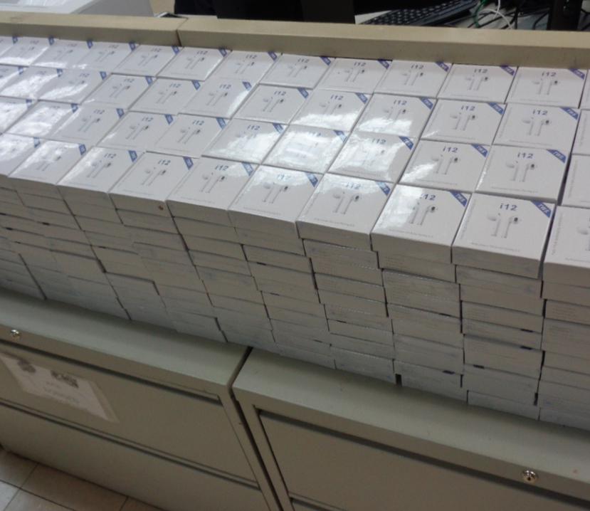 Cajas de Airpods de Apple falsos incautados por el Negociado de Aduanas y Protección Fronteriza.