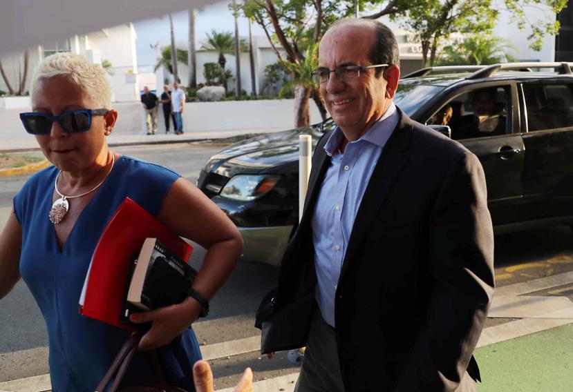 El exgobernador Aníbal Acevedo Vilá a su llegada ayer a la reunión de la Junta de Gobierno del PPD en la sede de la colectividad, en Puerta de Tierra.