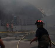 Bomberos atienden el fuego que se originó en el almacén de JF Montalvo en Cataño, y que afectó a tres personas, dos empleados y una cliente.