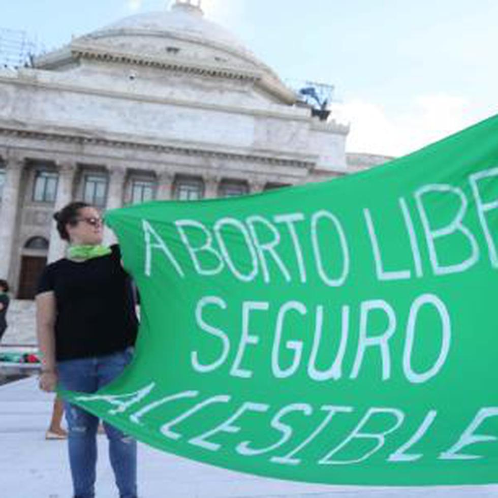 Activistas a favor del aborto se manifestaban afuera del Capitolio. (vanessa.serra@gfrmedia.com)