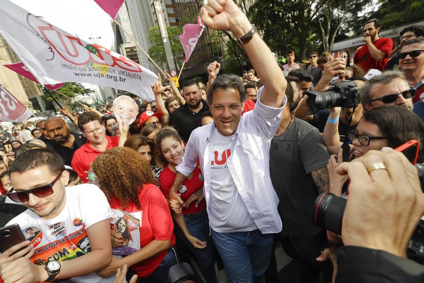 Fernando Haddad, candidato presidencial del Partido de los Trabajadores, saluda a sus simpatizantes durante un acto de campaña en Sao Paulo, Brasil. (AP)