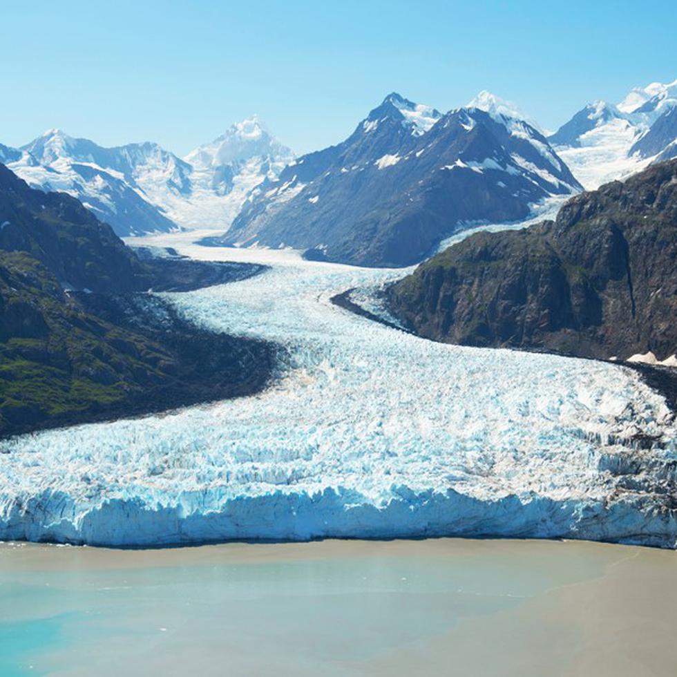 Imponente vista de la Bahía de los Glaciares, en Alaska, parte del Parque Nacional y Reserva dees de Estados Unidos.