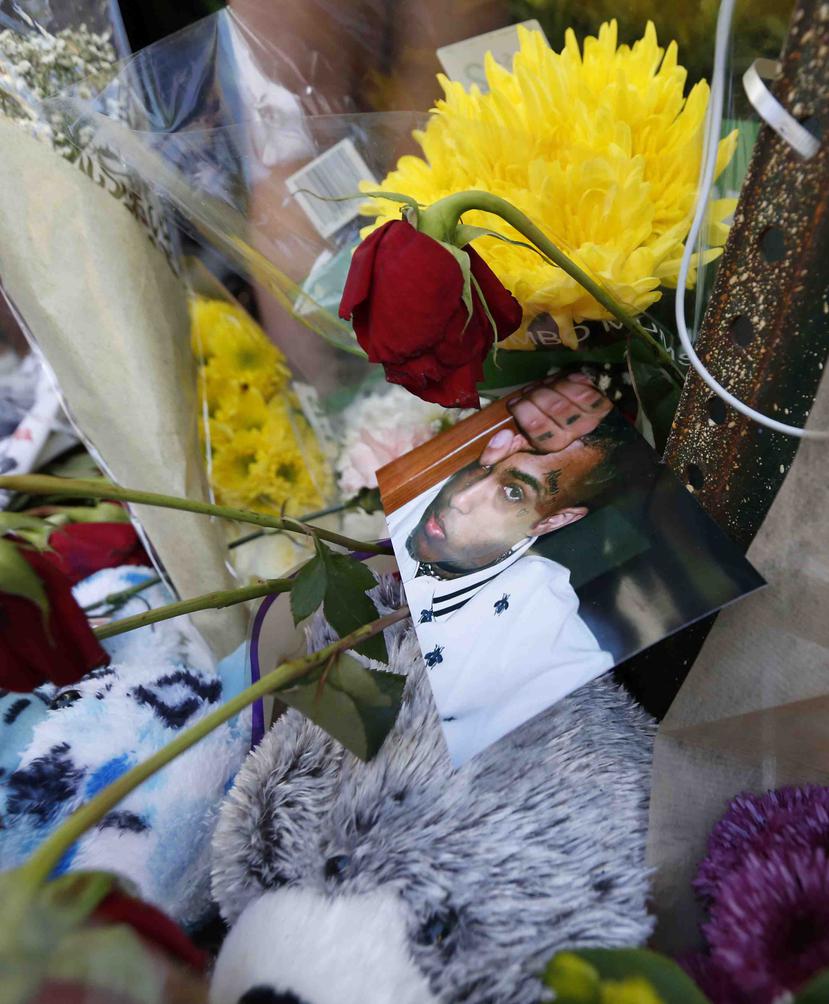 Fanáticos llevaron flores y fotos al lugar que murió XXXTentacion. (AP)
